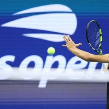  Spain's Carlos Alcaraz returns the ball to Australia's Li Tu during their men's singles first round match on day two of the US Open tennis tournament at the USTA Billie Jean King National Tennis Center in New York City, on August 27, 2024. (Photo by CHARLY TRIBALLEAU / AFP) (Photo by CHARLY TRIBALLEAU/AFP via Getty Images)
     -  (crédito:  AFP via Getty Images)