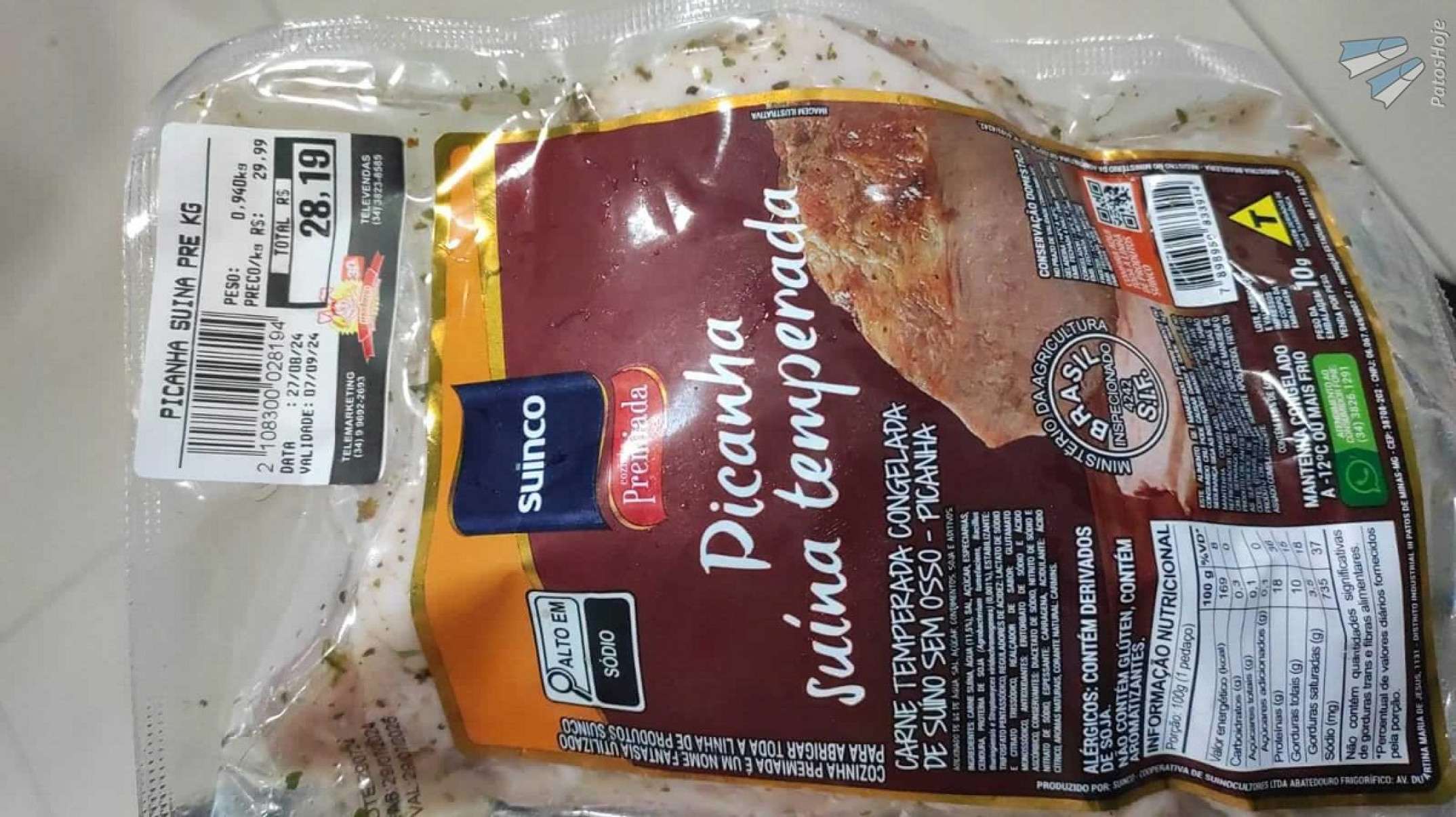 Homem é flagrado furtando peças de carne em supermercado no interior de MG