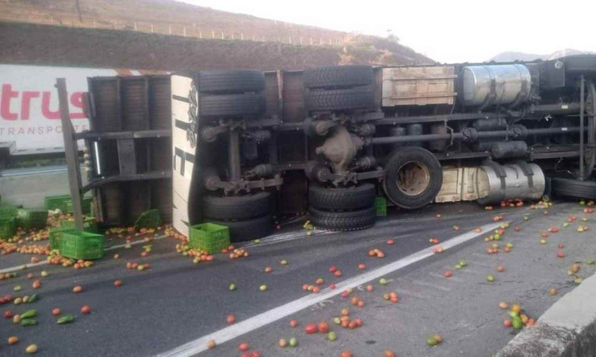 Trânsito na pista sentido São Paulo da BR-381, na altura do Km 922, foi bloqueado para a limpeza da via e destombamento do veículo -  (crédito: Redes Sociais / Reprodução)