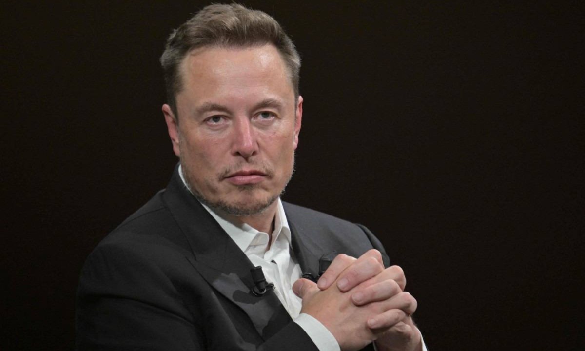   (FILES) (FILES) SpaceX, Twitter and electric car maker Tesla CEO Elon Musk looks on as he speaks during his visit at the Vivatech technology startups and innovation fair at the Porte de Versailles exhibition center in Paris, on June 16, 2023. Tesla reported a jump in second-quarter profits July 19, 2023 as a series of price cuts translated into sharply higher car sales. Elon Musk's electric vehicle company reported profits of $2.7 billion, up 20 percent on the year-ago level. While profit margins fell from the prior quarter following price cuts, the results still topped analyst estimates. -  (crédito:   (Photo by Alain JOCARD / AFP))