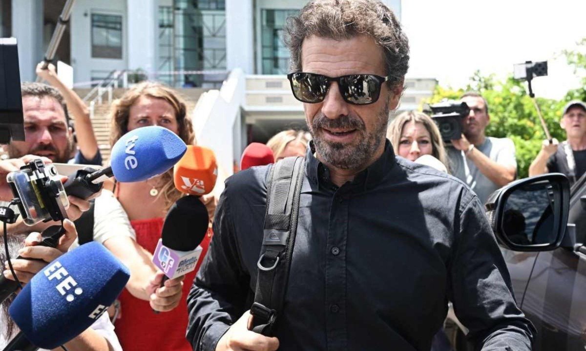 O pai do réu, Rodolfo Sancho, saindo do tribunal após condenação do filho -  (crédito: Lillian SUWANRUMPHA / AFP)