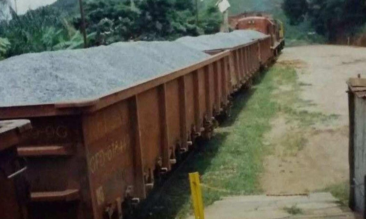 'Linha Mineira' transportando calcário em 1985 em Barro Branco/MG -  (crédito: Arquivo pessoal)