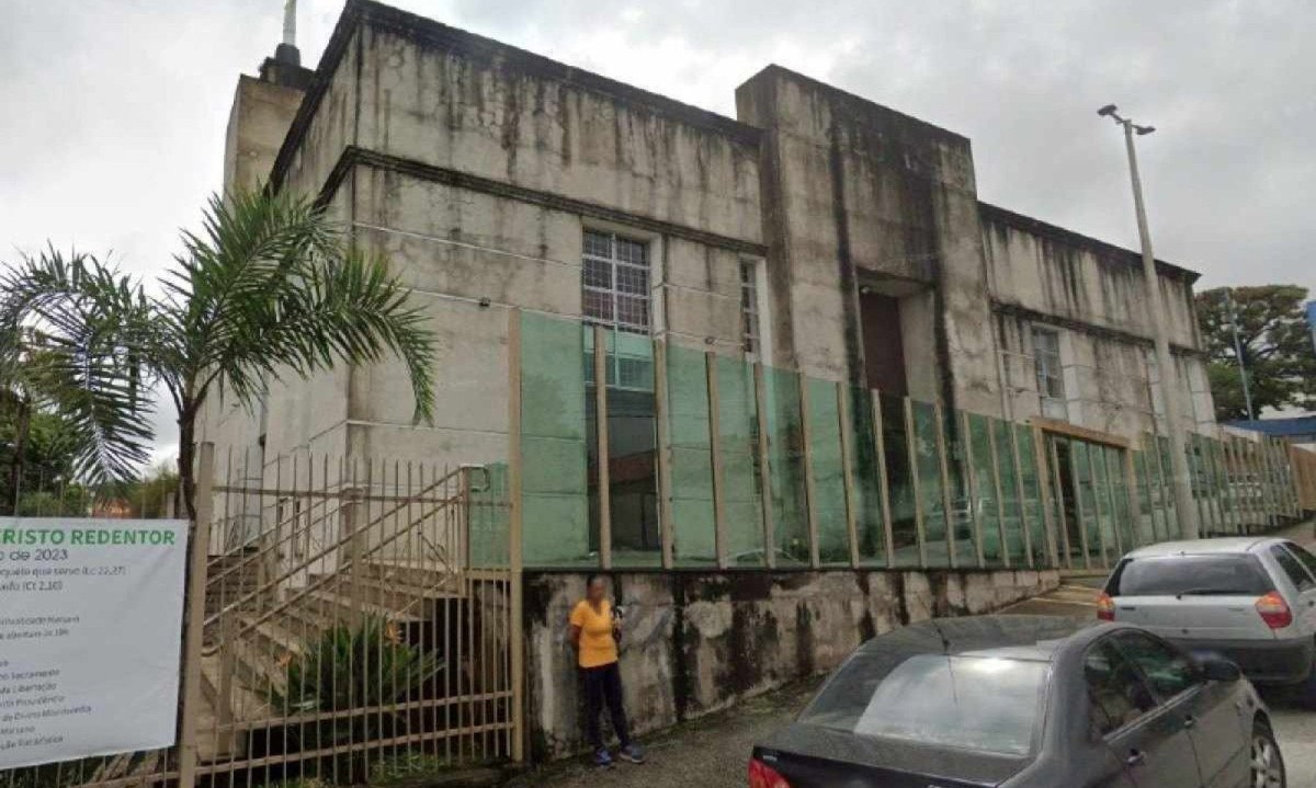Paróquia Cristo Redentor, no Barreiro, teve sua cozinha arrombada e diversos itens foram furtados, como a comida e os botijões de gás -  (crédito: Google Street View)