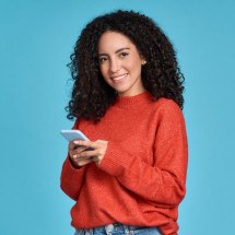 O uso excessivo de celular pode causar problemas ortopédicos (Imagem: insta_photos | Shutterstock)  -  (crédito: EdiCase)