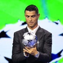  Portugal's national team player and Saudi Al-Nassr's forward Cristiano Ronaldo receives the All-Time Goalscorer Award in the UEFA Champions League during the ceremony of the draw for the group stage of the 2024-2025 UEFA Champions League football tournament, at the Grimaldi Forum in Monaco on August 29, 2024. (Photo by Valery HACHE / AFP) (Photo by VALERY HACHE/AFP via Getty Images)
     -  (crédito:  AFP via Getty Images)