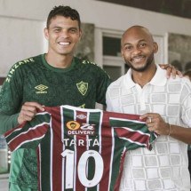 Tartá (dir.) recebe camisa das mãos do Monstro Thiago Silva -  (crédito:  Marcelo Gonçalves / Fluminense )