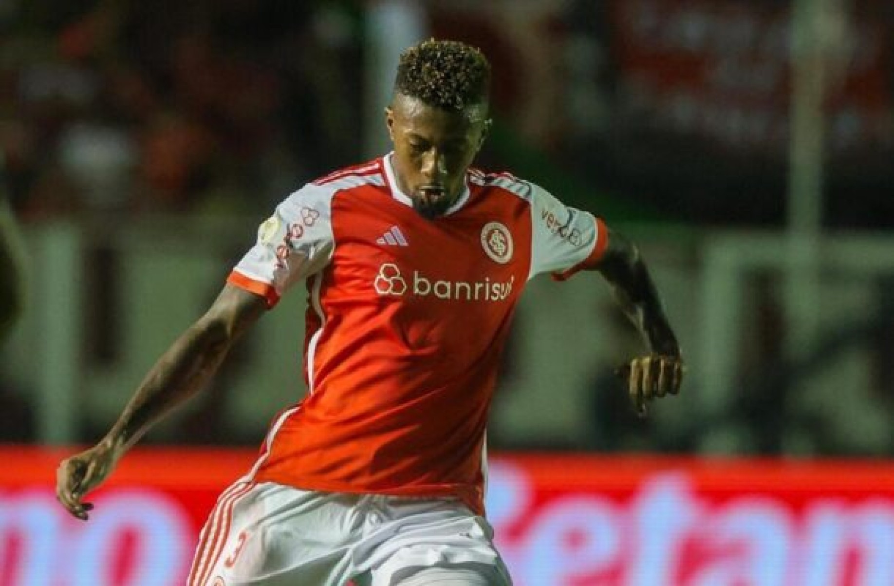 Inter anuncia renovação de contrato do zagueiro Igor Gomes