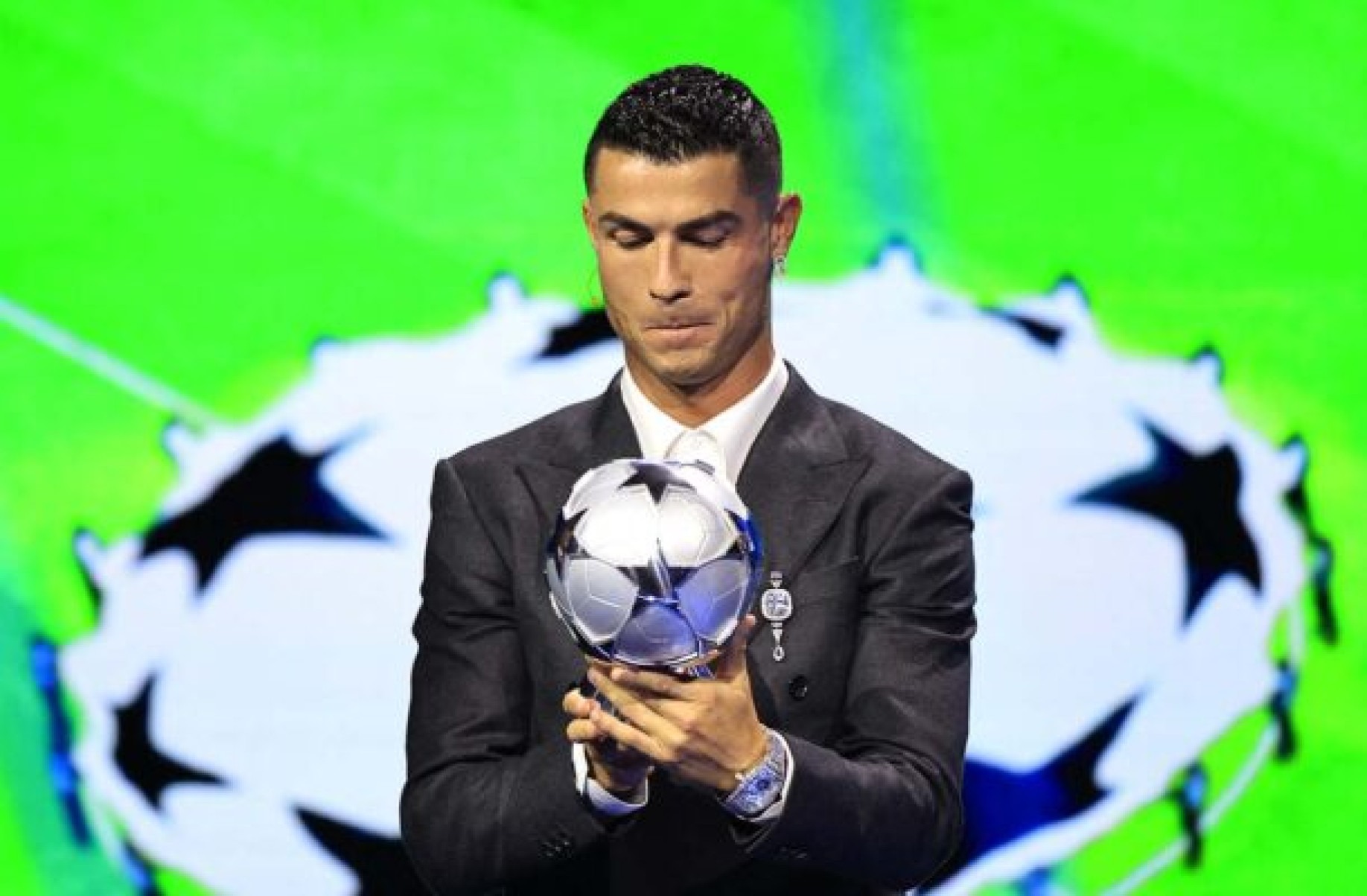 Cristiano Ronaldo é homenageado no sorteio da Champions