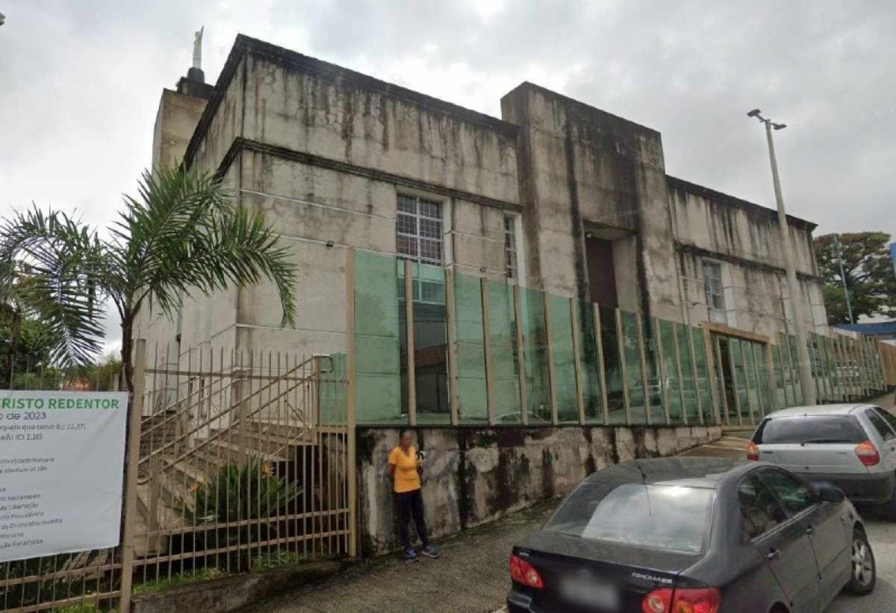 Paróquia Cristo Redentor, no Barreiro, teve sua cozinha arrombada e diversos itens foram furtados, como a comida e os botijões de gás -  (crédito: Google Street View)