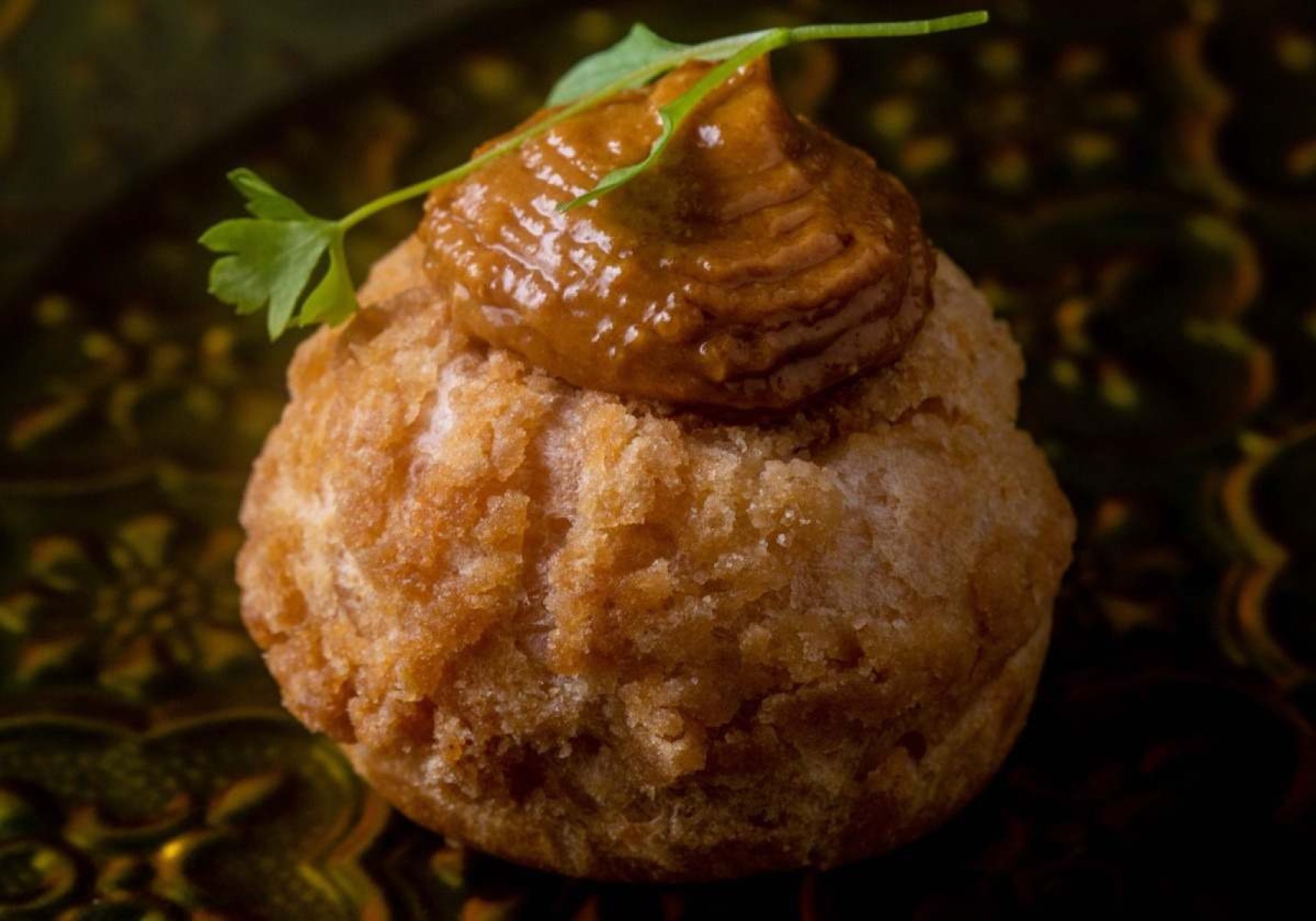 Conheça o pão de queijo que Felipe Bronze serve no seu menu degustação