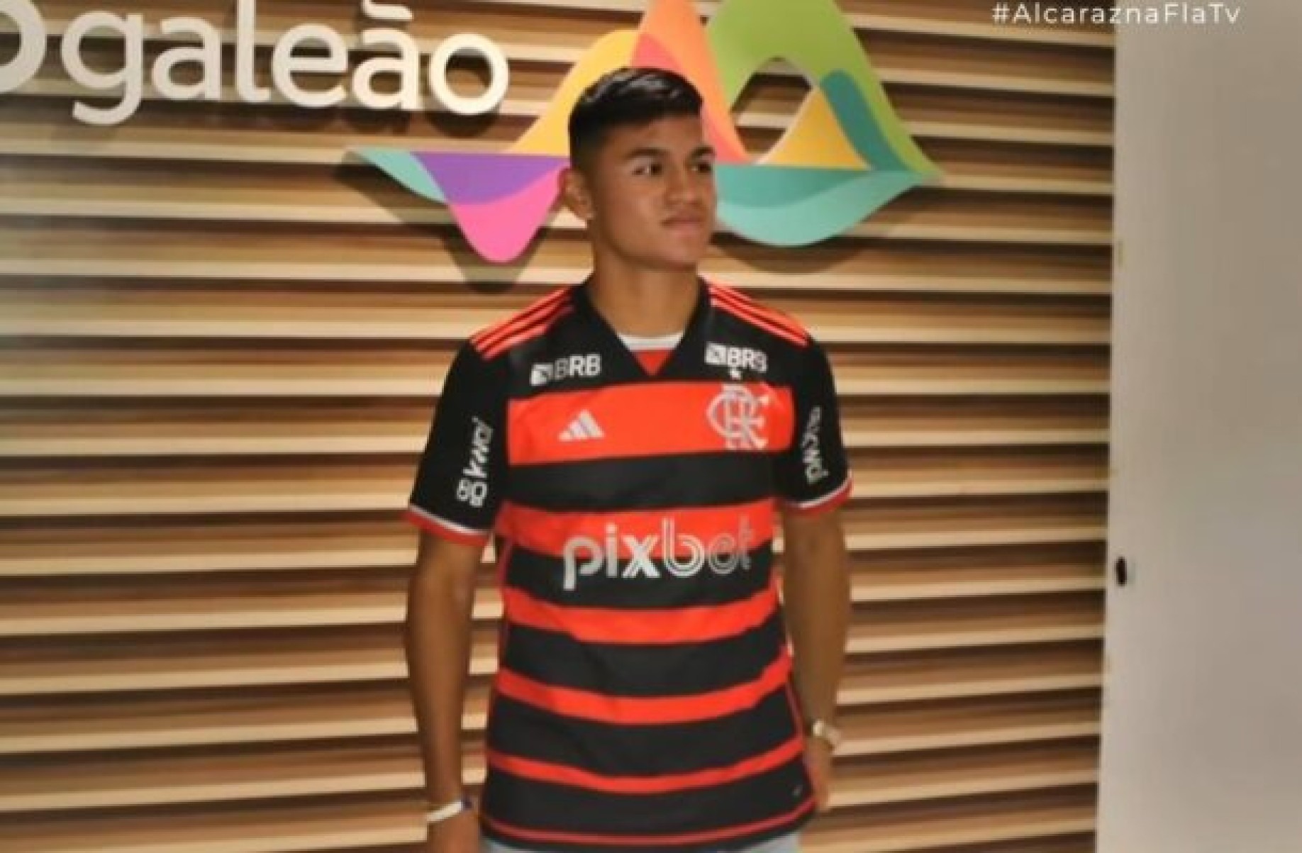 Novo reforço do Flamengo, Alcaraz desembarca no Rio