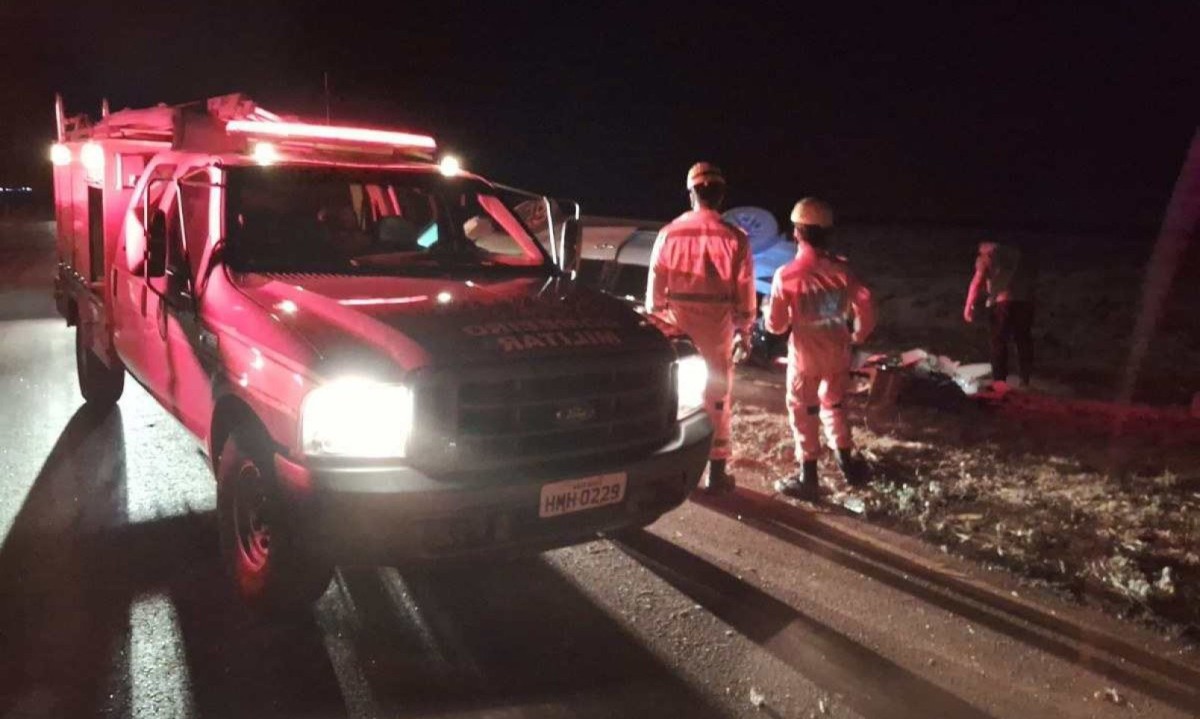 Dois dos ocupantes do veículo foram resgatados fora do carro. Os outros dois estavam encarcerados -  (crédito: CBMMG)