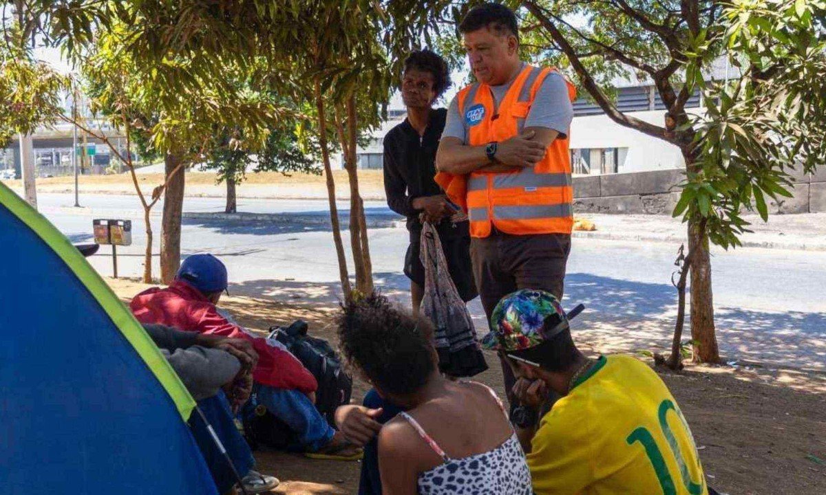 Em campanha à prefeitura de BH, o senador Carlos Viana conversa com pessoas em situação de rua -  (crédito: Rafael Andrade/Divulgação)