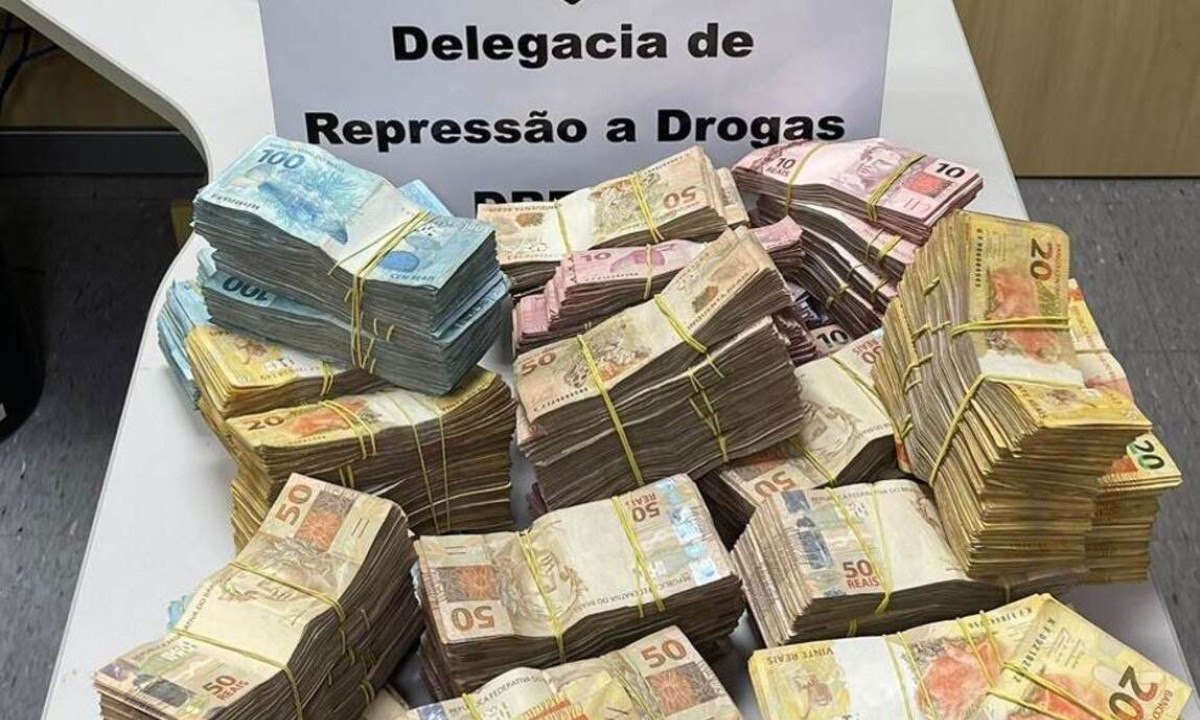 Prisão foi feita pela Polícia Federal que interceptou suspeito com R$ 403.280 em notas em agência bancária de BH -  (crédito: Polícia Federal / Divulgação)