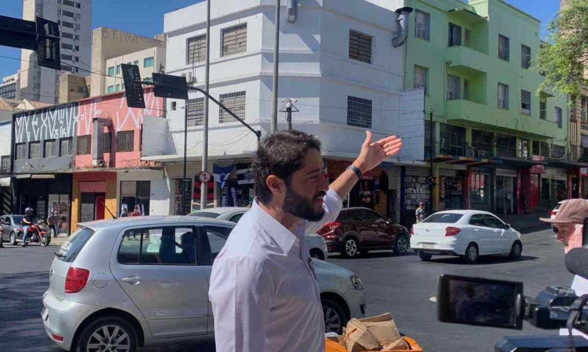 Gabriel Azevedo (MDB), candidato à Prefeitura de BH, durante caminhada no Centro: 