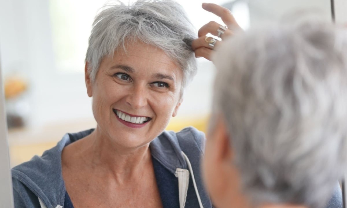 Com o tempo, os cabelos perdem brilho e nutrientes, tornando-se mais frágeis (Imagem: goodluz | Shutterstock) -  (crédito: EdiCase)