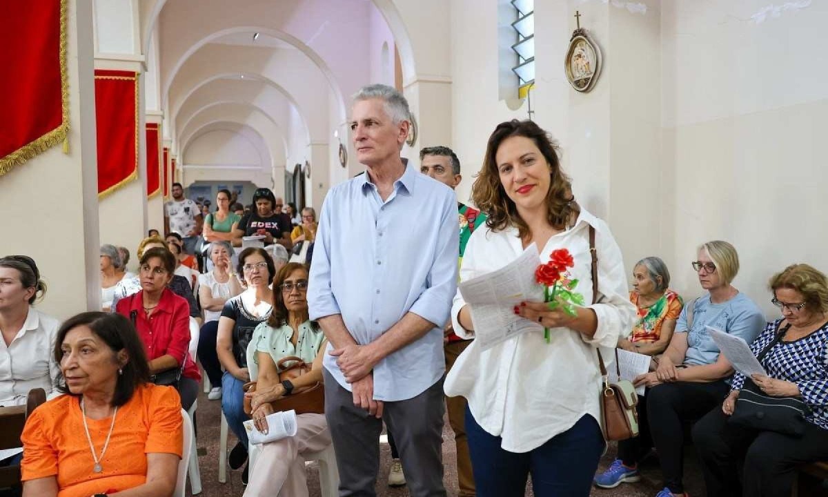 Rogério Correia (PT) e Bella Gonçalves (PSOL) visitaram a Igreja do Padre Eustáquio
       -  (crédito: Mariana Bastani/Divulgação)