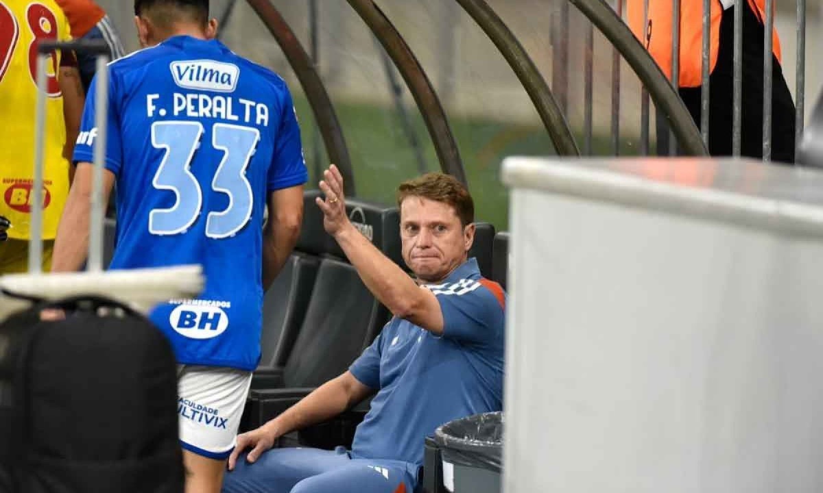 Apesar da insatisfação da torcida do Cruzeiro com o time após o empate com o Inter, no Mineirão, técnico Fernando Seabra permanece no cargo -  (crédito: Ramon Lisboa/EM/D.A. Press)