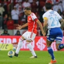 Mercado levou o terceiro amarelo contra o Cruzeiro e desfalca o Inter no Brasileirão  -  (crédito: Foto: Ricardo Duarte / Internacional)