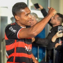 Alex Sandro interage com torcedores do Flamengo em desembarque no Rio de Janeiro -  (crédito: Foto: Marcelo Cortes/Flamengo)