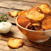 Chips de batata-doce com alecrim (Imagem: New Africa | Shutterstock) -  (crédito: EdiCase)