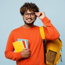 A inclusão de álbuns de música em listas de obras para vestibulares reforça que o repertório cultural vai além dos livros (Imagem: ViDI Studio | Shutterstock)  -  (crédito: EdiCase)