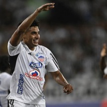  Junior's defender Gabriel Fuentes celebrates after scoring during the Copa Libertadores group stage first leg football match between Brazil's Botafogo and Colombia's Junior at the Olimpico Nilton Santos Stadium in Rio de Janeiro, Brazil, on April 3, 2024. (Photo by MAURO PIMENTEL / AFP) (Photo by MAURO PIMENTEL/AFP via Getty Images)
     -  (crédito:  AFP via Getty Images)