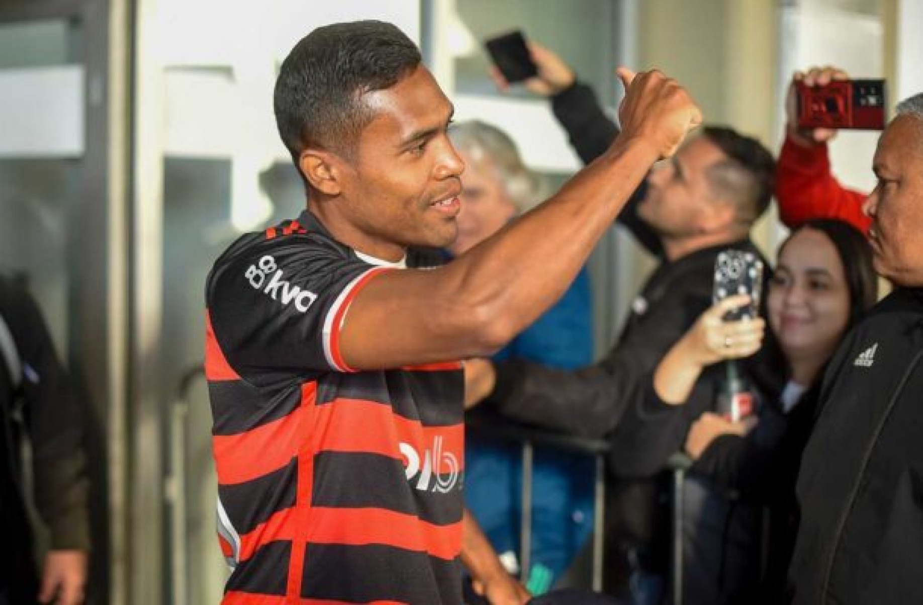 Alex Sandro e Gonzalo Plata, reforços do Flamengo, desembarcam no Rio