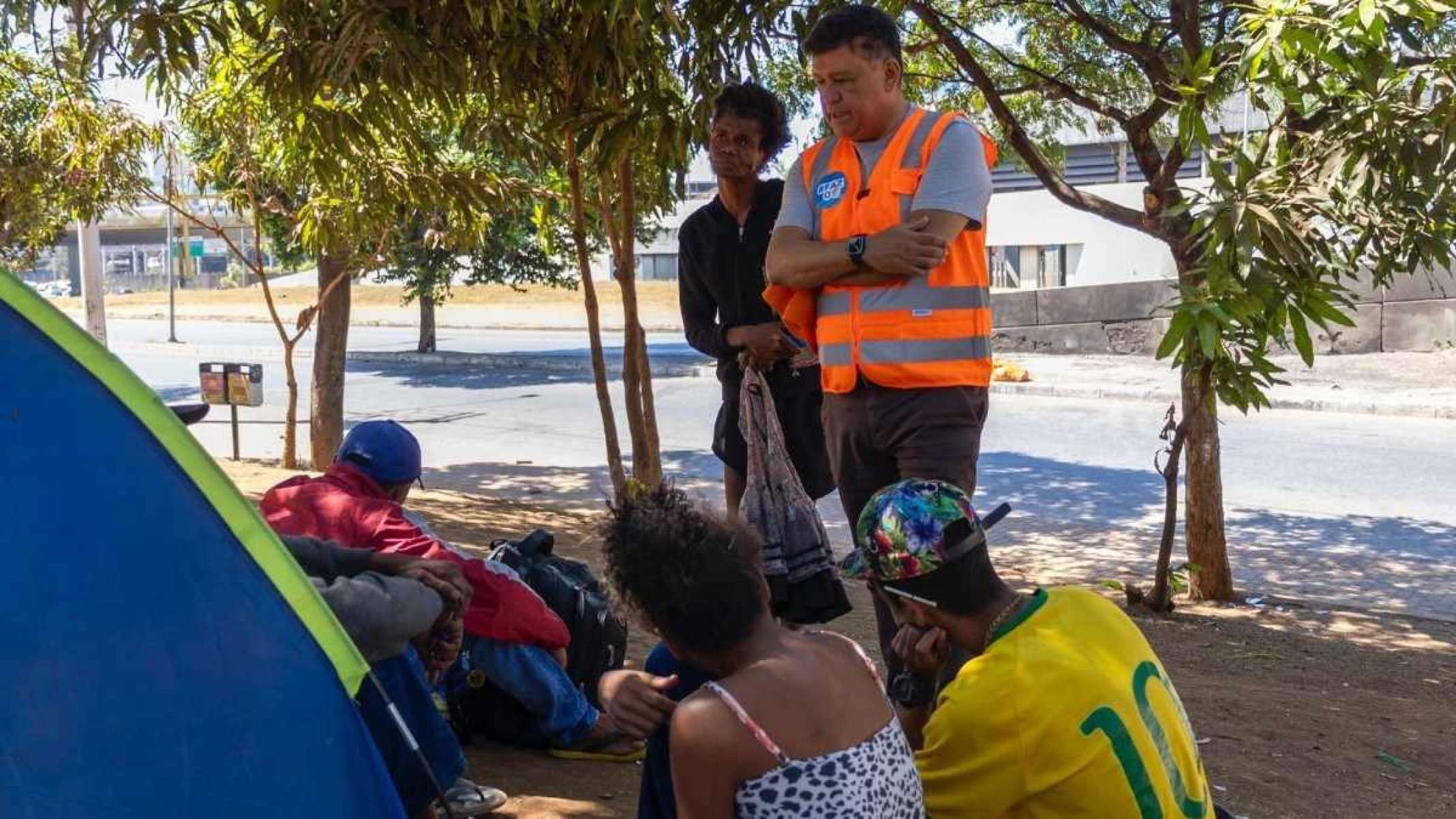 Em campanha à prefeitura de BH, o senador Carlos Viana conversa com pessoas em situação de rua -  (crédito: Rafael Andrade/Divulgação)