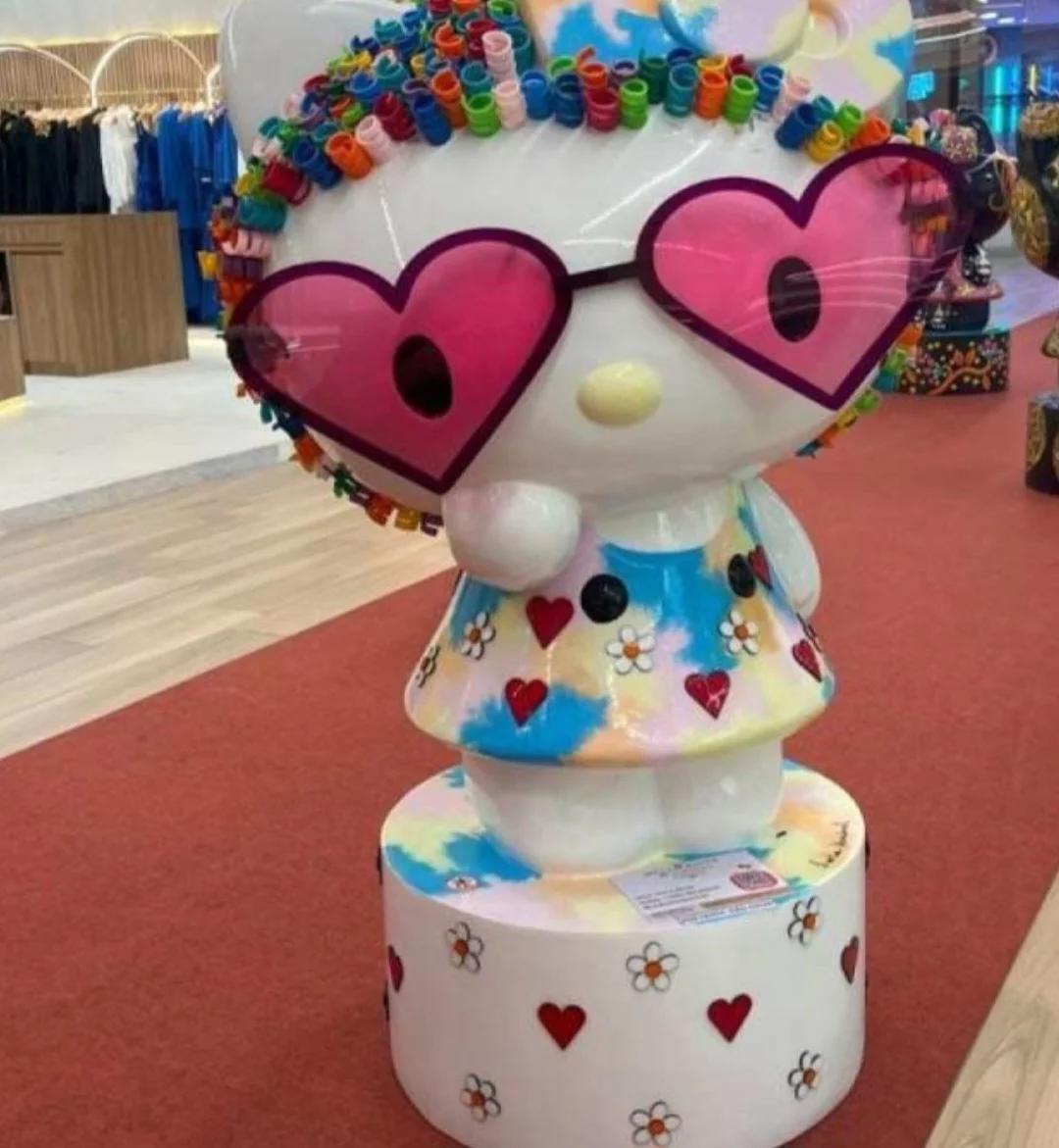 Exposição celebra 50 anos da Hello Kitty com esculturas criativas