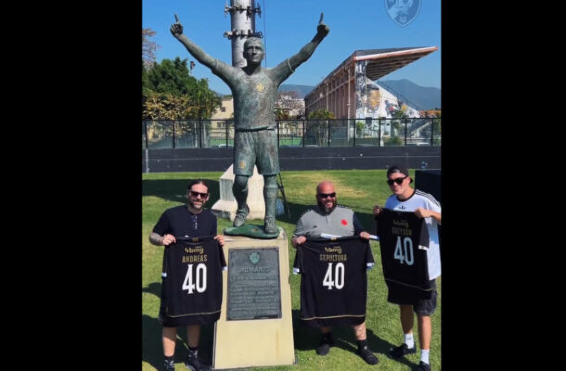 Integrantes da banda Sepultura visitam São Januário e recebem camisas do Vasco