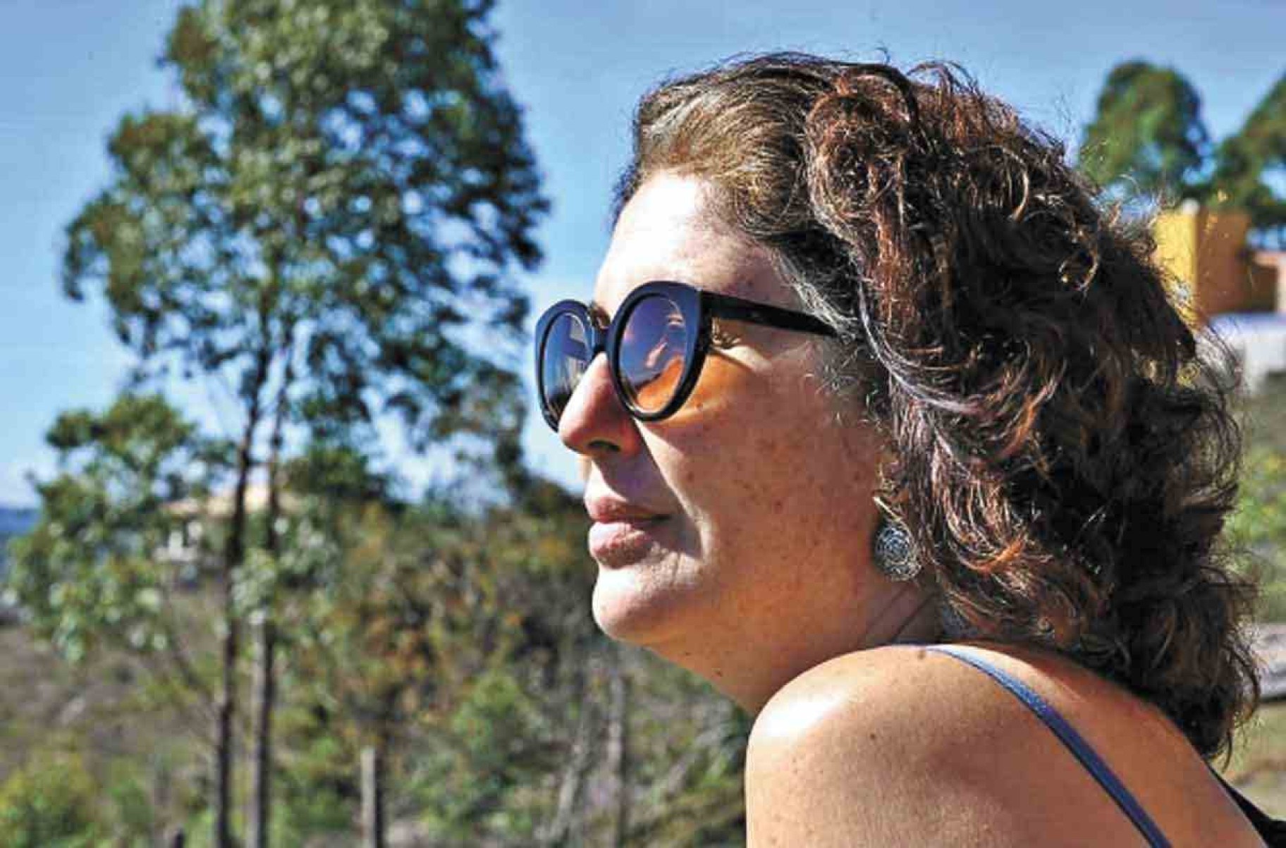 Cibele Oliveira estreia na literatura com 'O avesso da costura'