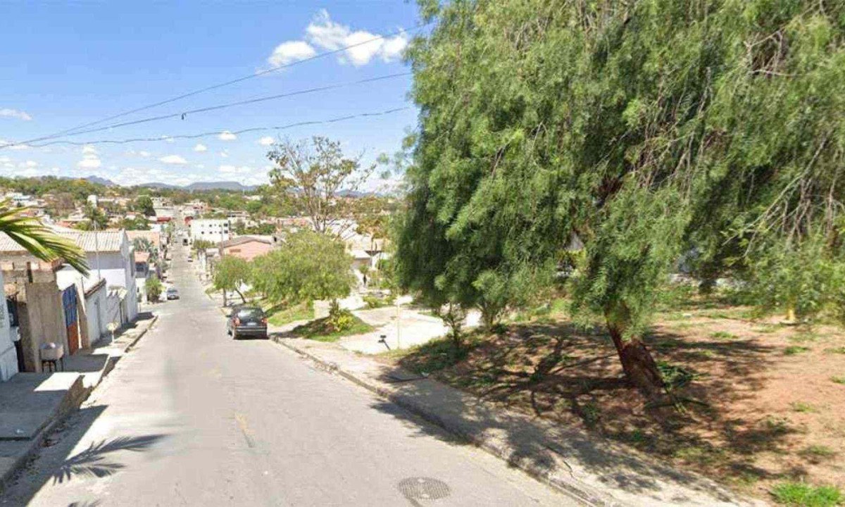 Rua onde o homem foi encontrado morto com ferimento de corte na região abdominal, em Betim -  (crédito: Reprodução/ Google StreetView)