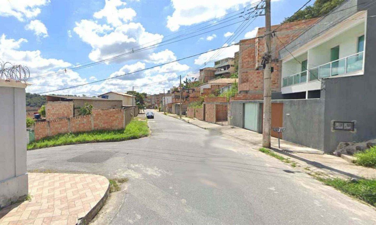 Rua onde o pai que saía da festa de revelação do neto foi executado por mais de 10 disparos, no Jardim Vitória, Nordeste de BH -  (crédito: Reprodução/Google StreetView)