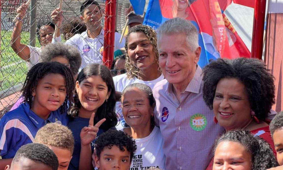 Rogério Correia e a candidata a vereadora Ana Evangelista (PT) conversaram com lideranças e crianças atendidas pelo escola de futebol Santa Maria -  (crédito: Edésio Ferreira/EM/D.A Press)