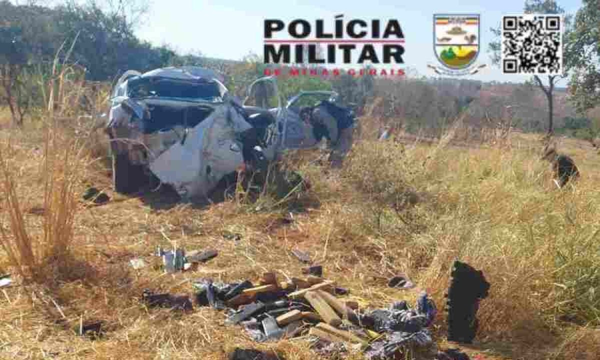 O motorista acabou perdendo o controle do carro e bateu em um caminhão  -  (crédito: PMRv-MG/Divulgação )