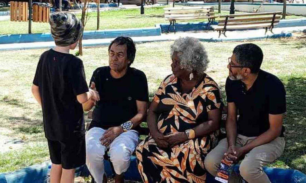 Os escritores Ailton Krenak, homenageado do Fliparacatu, Conceição Evaristo e Jeferson Tenório interagem com o público no Largo do Rosário, em Paracatu -  (crédito: Gustavo Werneck/EM/D.A Press)