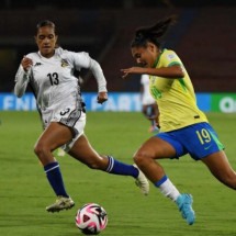  Brazil's midfielder Gisele (R) and Fiji's forward Sonia Alfred fight for the ball during the 2024 FIFA U-20 Women's World Cup match between Brazil and Fiji at the Atanasio Girardot stadium in Medellin, Colombia on August 31, 2024. (Photo by JAIME SALDARRIAGA / AFP) (Photo by JAIME SALDARRIAGA/AFP via Getty Images)
     -  (crédito:  AFP via Getty Images)