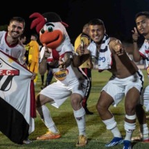 Jogadores do Anápolis comemoram o acesso para a Série C de 2025 -  (crédito: Foto: Reprodução/ Twitter Luis Euphrasio)