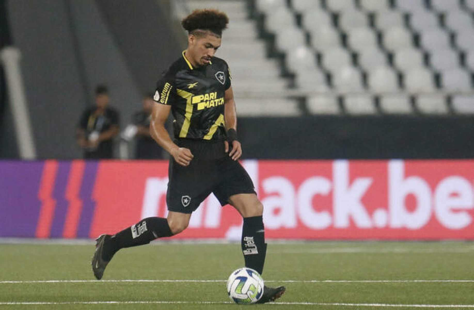 Botafogo encaminha retorno do zagueiro Adryelson