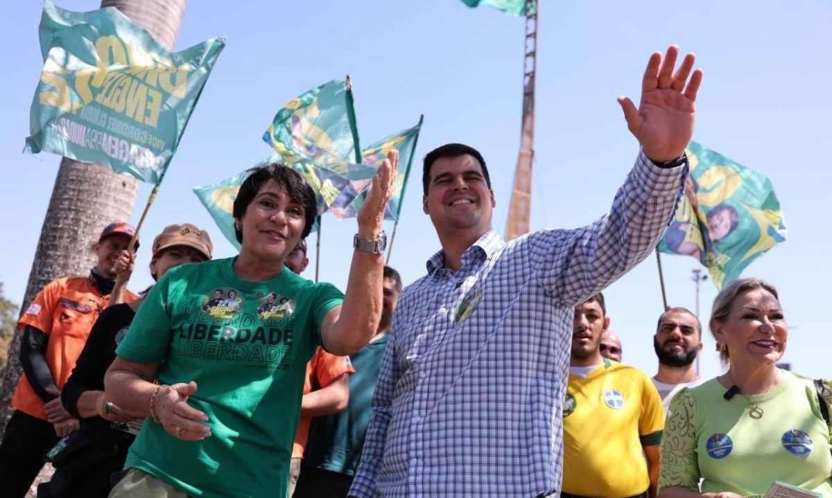 Bruno Engler e sua candidata a vice-prefeita Coroneu Cláudia caminharam pelo Mangabeiras neste domingo (1/9) -  (crédito: Lucas Mendes/Campanha Bruno Engler)