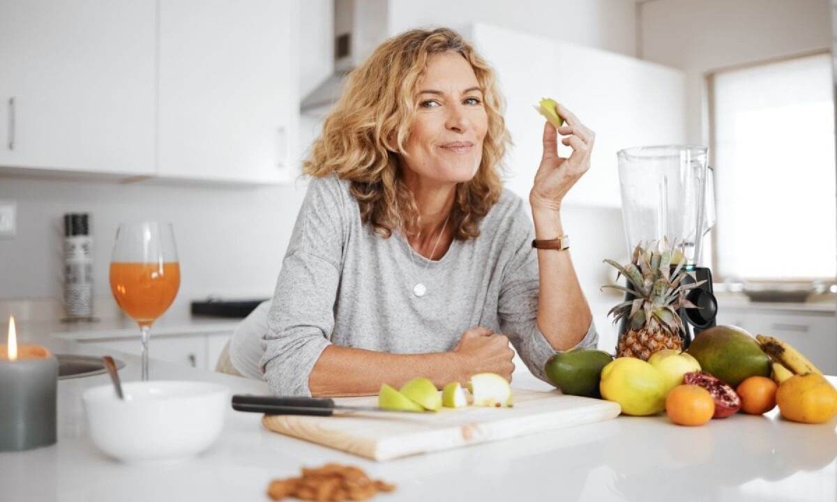 A alimentação tem grande impacto na saúde dos cabelos (Imagem: PeopleImages | Shutterstock) -  (crédito: EdiCase)