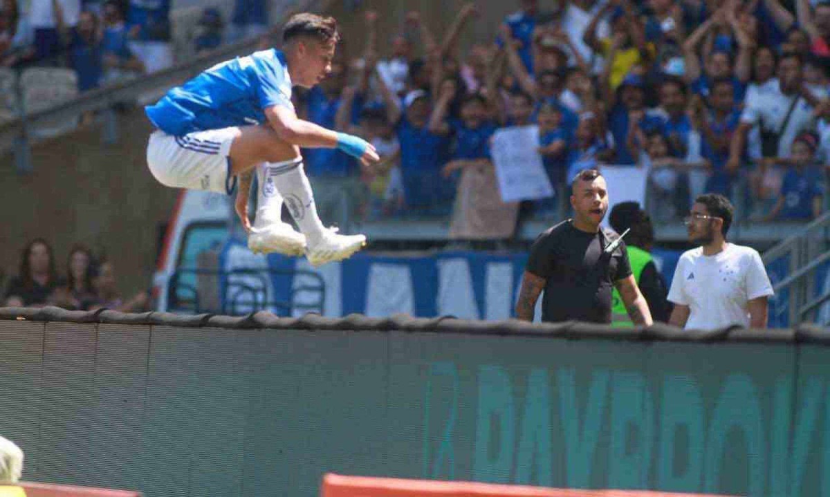 Kaio Jorge comemora o gol que marcou na vitória do Cruzeiro por 3 a 1 sobre o Atlético-GO, no Mineirão, pelo Campeonato Brasileiro -  (crédito: Edesio Ferreira/EM/D.A. Press)