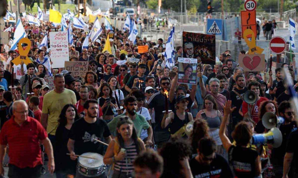 Setecentos mil manifestantes tomaram as ruas de Tel Aviv no maior protesto no país desde o início do conflito de Israel com o Hamas -  (crédito: AHMAD GHARABLI/AFP)