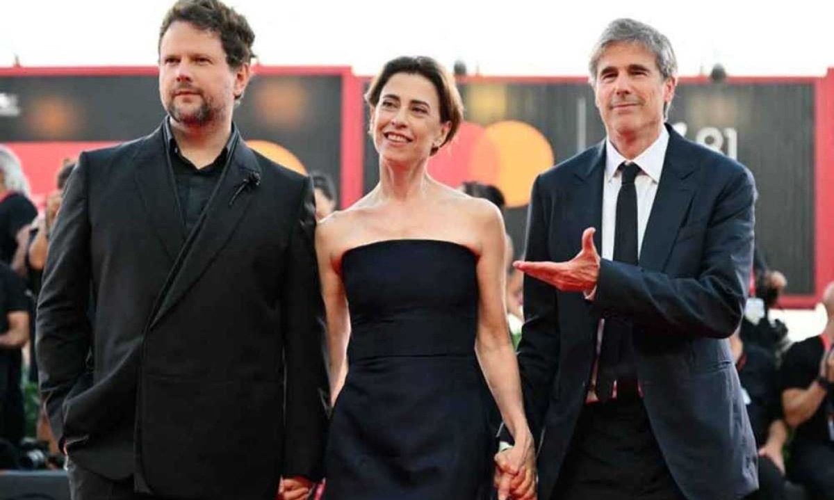 Selton Mello, Fernanda Torres e o diretor Walter Salles passam pelo tapete vermelho de "Ainda estou aqui", exibido ontem no 81º Festival de Veneza -  (crédito: Alberto PIZZOLI/AFP)