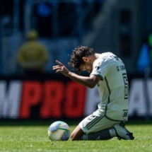 Scapa celebra o primeiro gol do Atlético nesta virada sensacional em cima do Grêmio, no Sul  -  (crédito: Foto: Pedro Souza / Atlético)