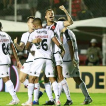 Jogadores do Vasco comemoram o gol marcado por João Victor -  (crédito: Foto: Matheus Lima/Vasco)