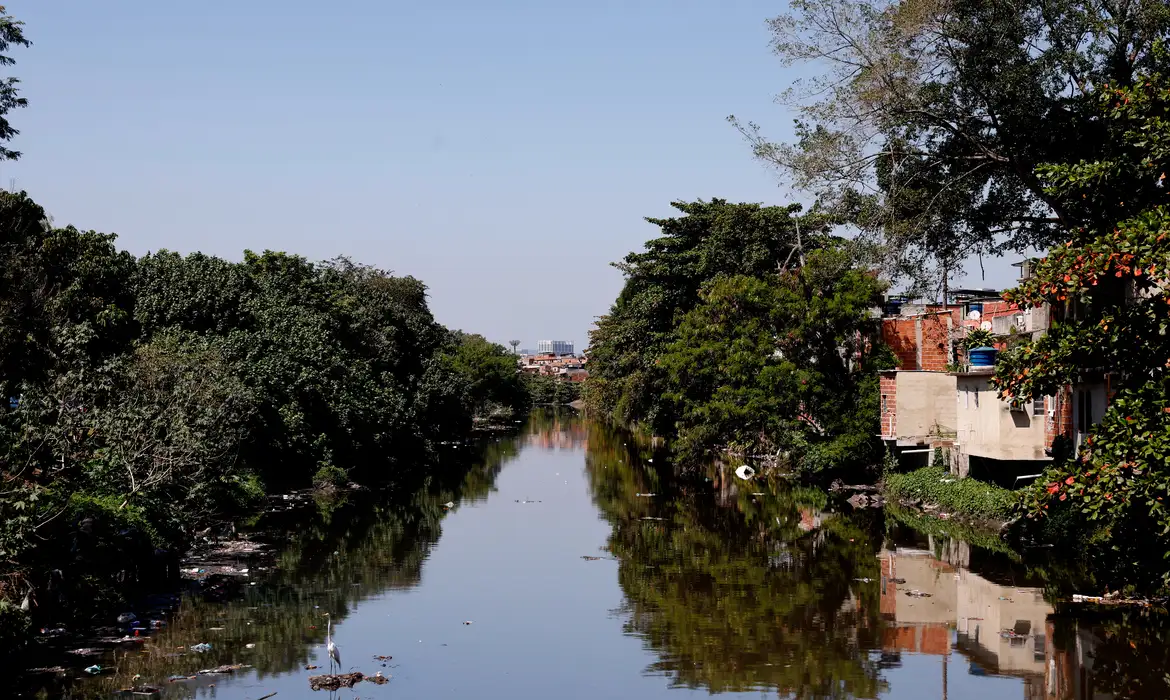 Rio: falta de saneamento em favelas confirma racismo ambiental -  (crédito: EBC)