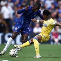 Nicolas Jackson (de azul) tenta passar pela marcação de Clyne, do Crystal Palace, e levar o Chelsea ao ataque -  (crédito: Foto: Henry Nicholls /AFP via Getty Images)