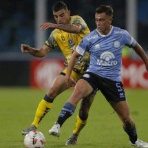 amal Lewis em ação contra o Rangers, da Escócia (de camisa azul) -  (crédito: Foto: ANDY BUCHANAN/AFP via Getty Images)